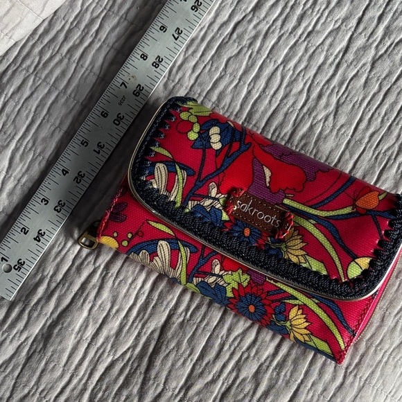 Sakroots Artist Circle XL wallet in Crimson Flower Power - Picture 3 of 10